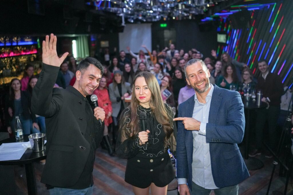 Водещите и гост на сцената по време на бизнес вечер на Sofia Marketing Meetups