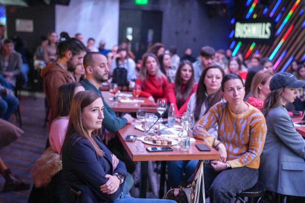 Участници на маси по време на нетуъркинг вечер на Sofia Marketing Meetups