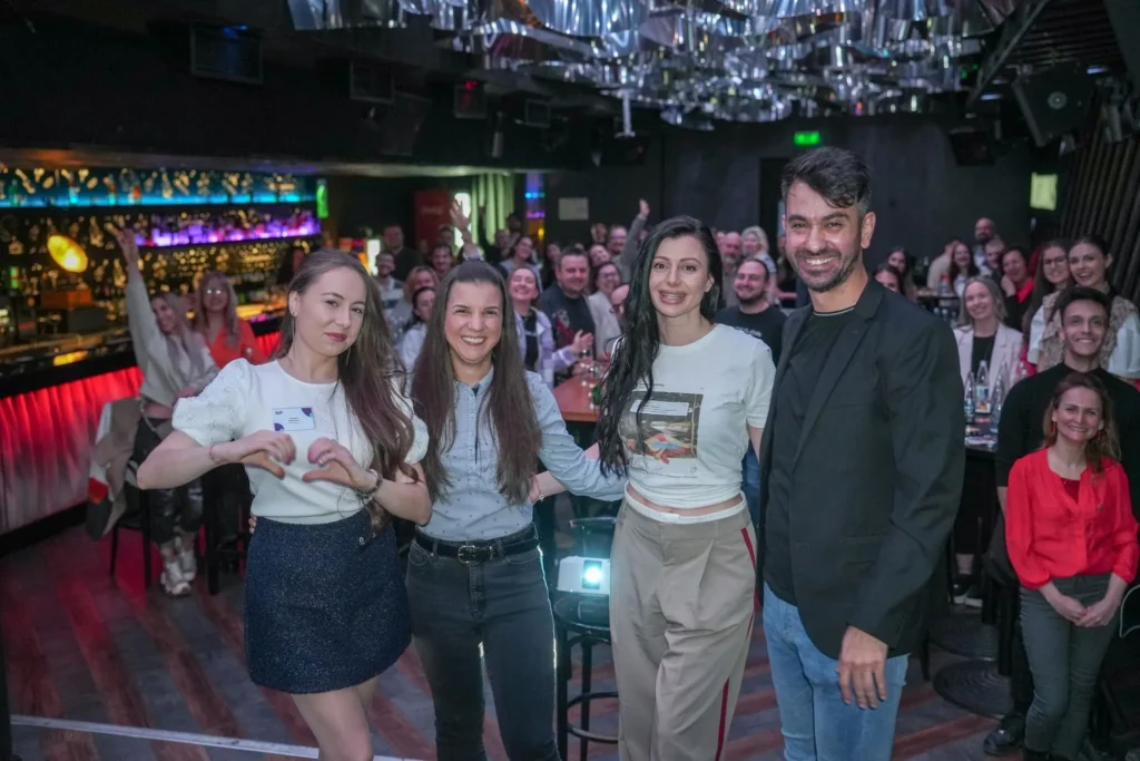 Участници на Sofia Marketing Meetups позират заедно пред сцената