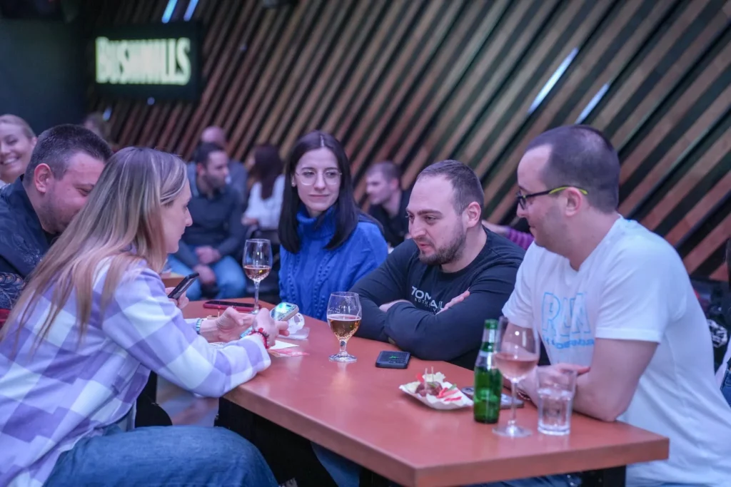 Гости на Sofia Marketing Meetups разговарят на маса