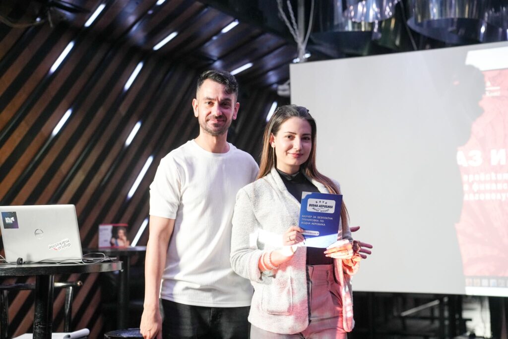 Водещите на Sofia Marketing Meetups на сцената с награда