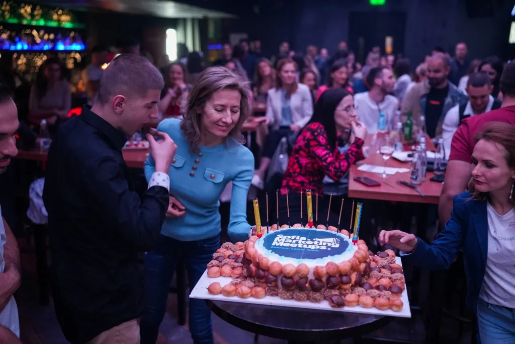 Торта за рождения ден на Sofia Marketing Meetups сред гостите