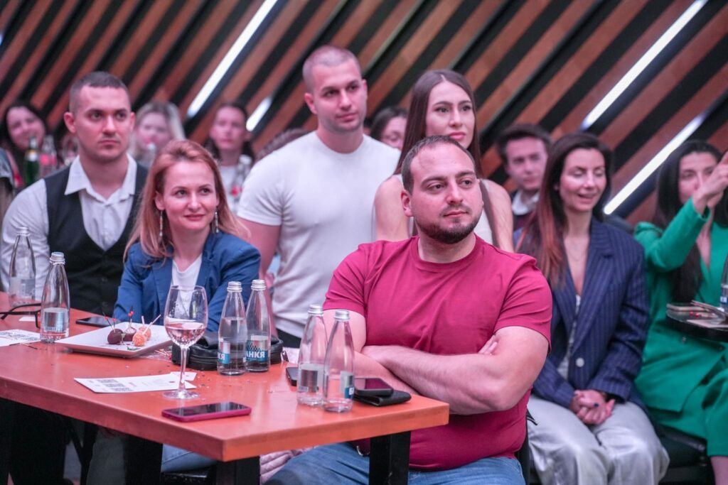 Участници на маси на бизнес събитие в София
