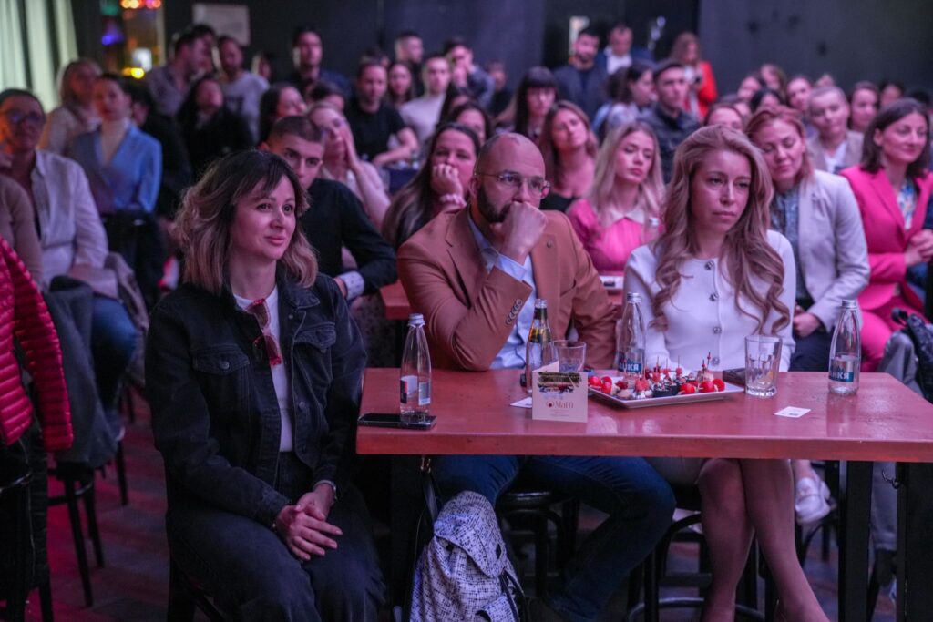 Публика слуша гост-лектор на Sofia Marketing Meetups