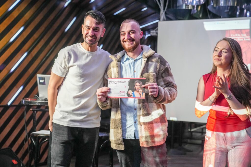 Връчване на награда на участник в Sofia Marketing Meetups
