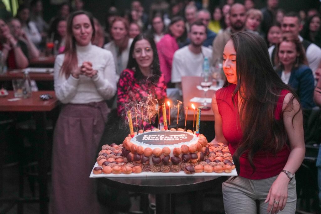 Празнична торта и гости на Sofia Marketing Meetups